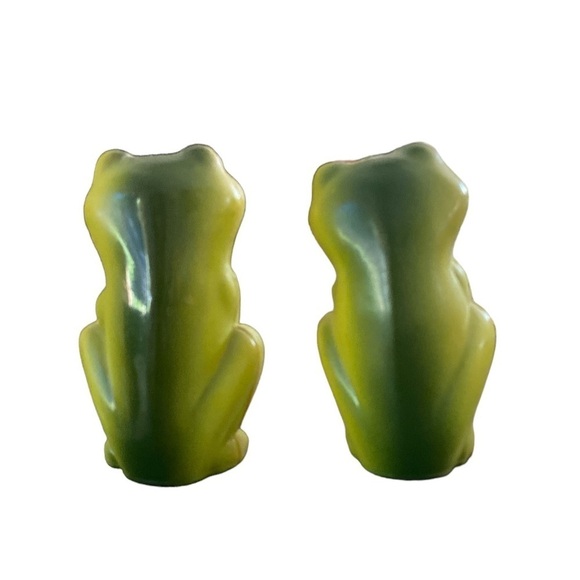 Vintage Green Plastic Frogs in Love Salt and Pepper Shakers - Picture 2 of 5